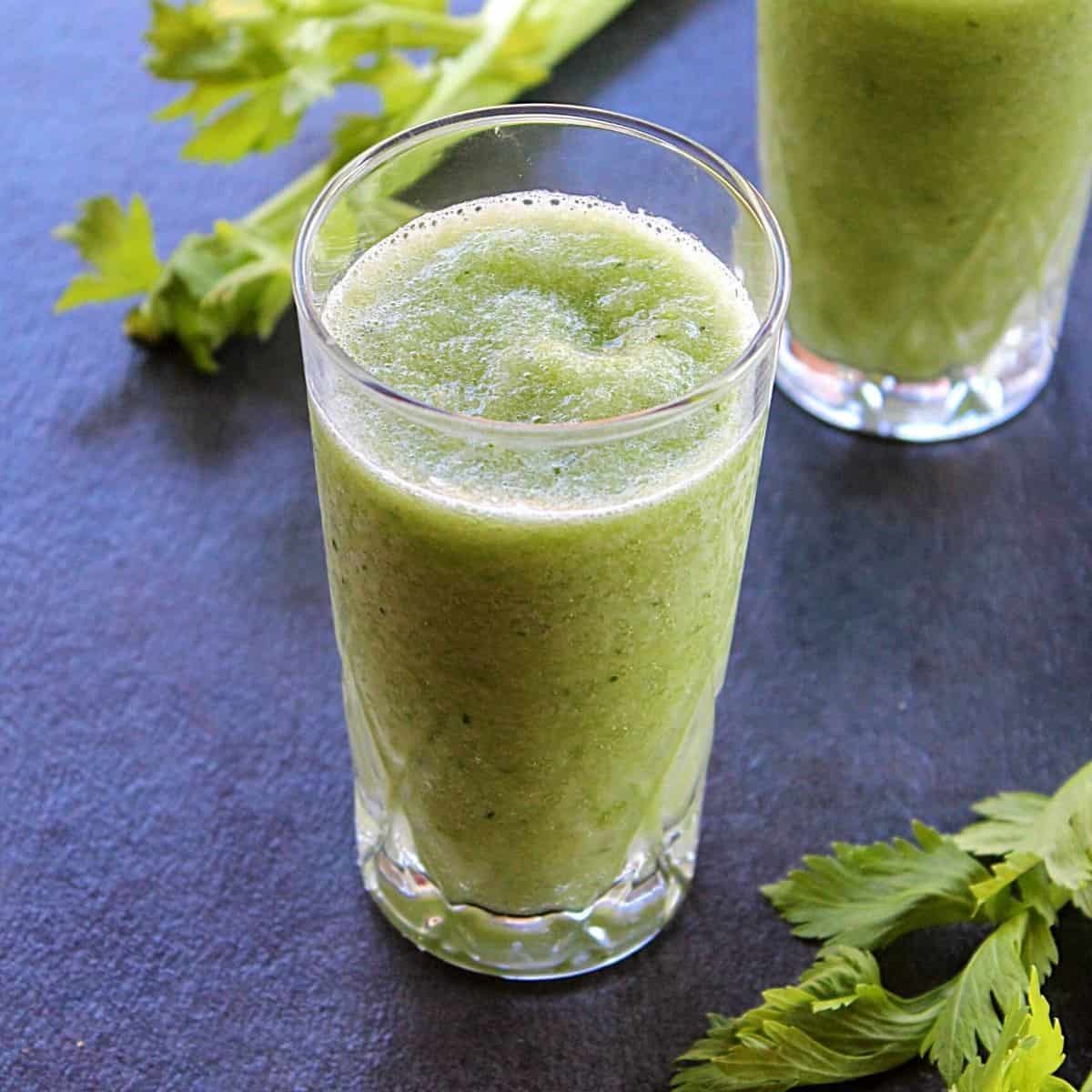 Imbir z pietruszką i cytryną w przygotowaniu koktajlu Kawałek świeżego imbiru obok liści pietruszki i plasterka cytryny