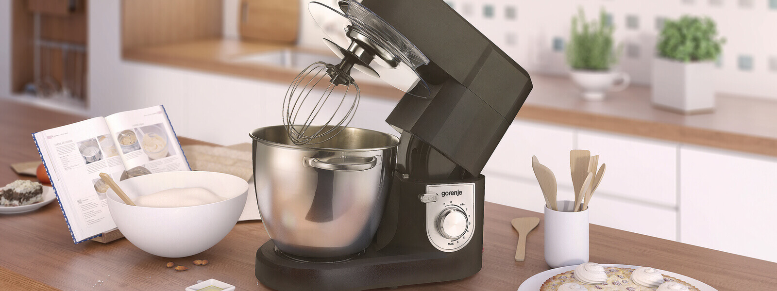 Akcesoria do misek Gorenje w tym pokrywki i reduktory na drewnianym tle