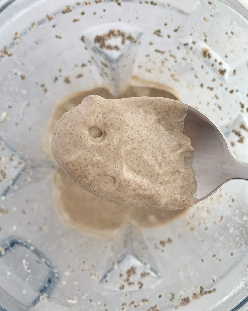 Pudding chia w słoiku z namoczonymi nasionami i plasterkami truskawek