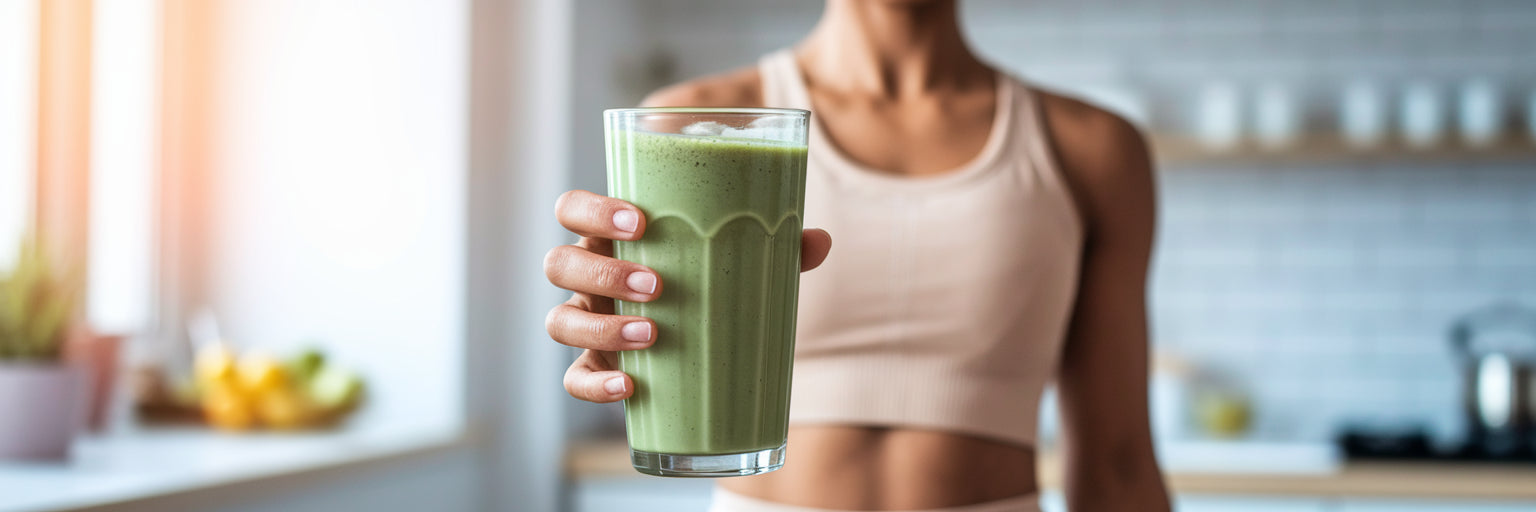 paczka stewii naturalnej obok blendera z ananasem i szpinakiem