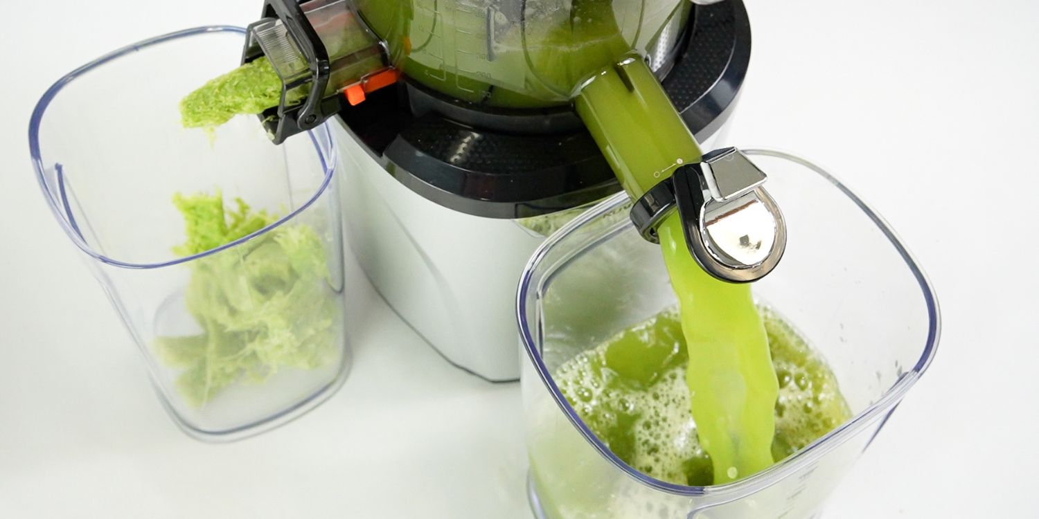 nalewanie soku z selera do szklanki kobieta nalewająca zielony sok z selera do szklanki z cytryną