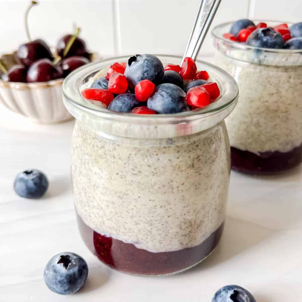 Blender włączony wirujący z nasionami chia płynami i owocami