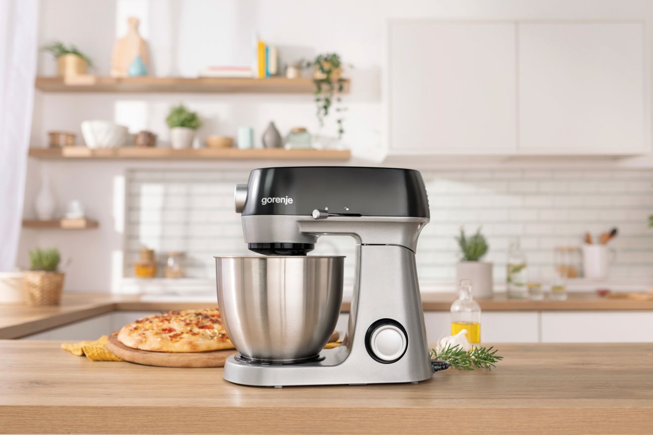 Misy Gorenje w użyciu podczas pieczenia ciastek w jasnej kuchni domowej