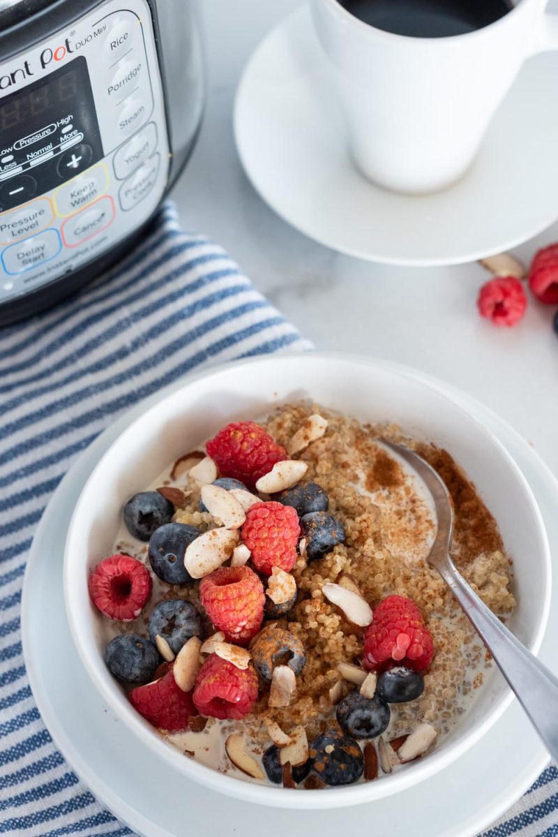 gotowanie komosy pod ciśnieniem para wydobywająca się z zaworu szybkowaru podczas gotowania komosy