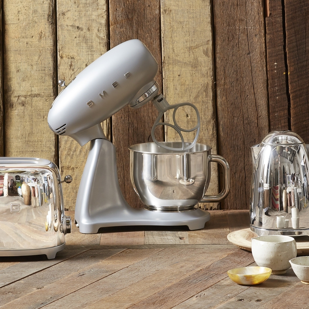 Porównanie trzech misek Gorenje różnych materiałów obok robota planetarnego