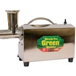 zielona wyciskarka do soku z trawą pszeniczną i szklanką świeżego napoju obok