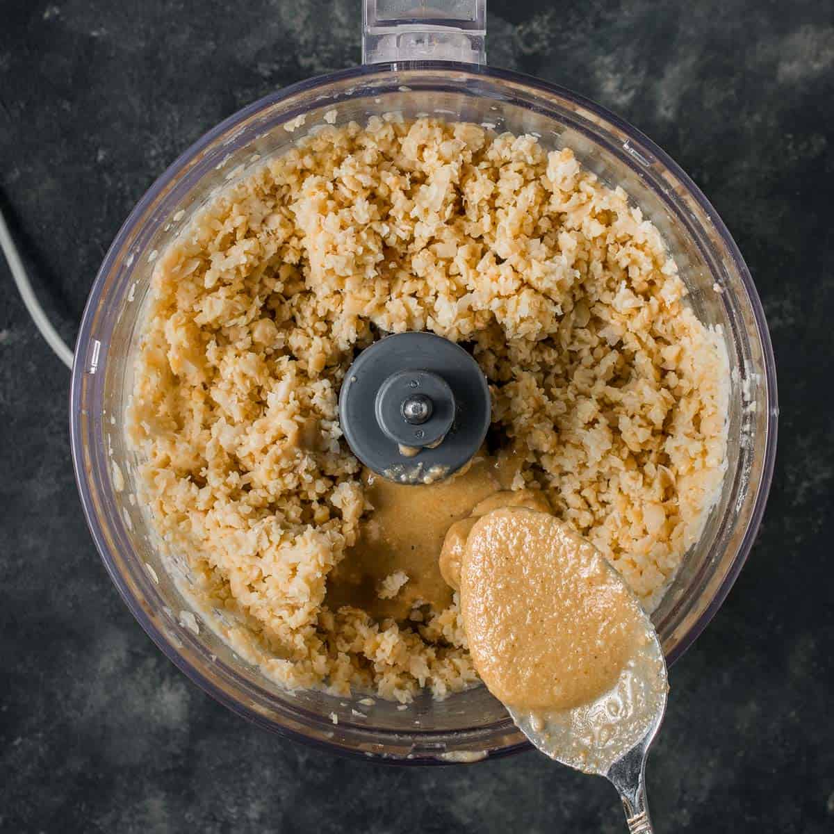 gładka pasta hummusu w blenderze z smugami na ściankach