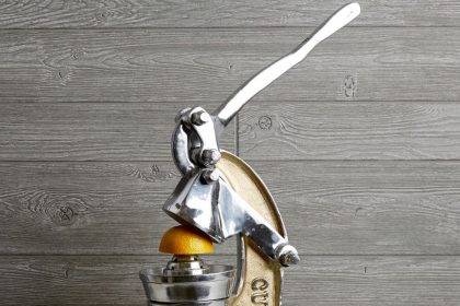 różne wyciskarki do cytrusów ustawione na kuchennym blacie